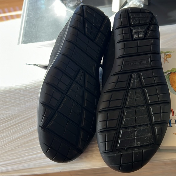 Comfort view solid black tennis shoe - Picture 3 of 5